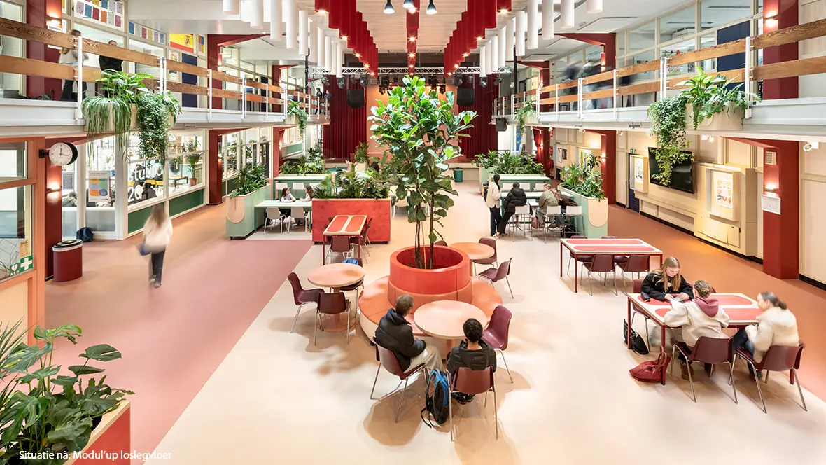 Vituscollege met Forbo modul'up loslegvloer over bestaande vloer gelegd in de aula